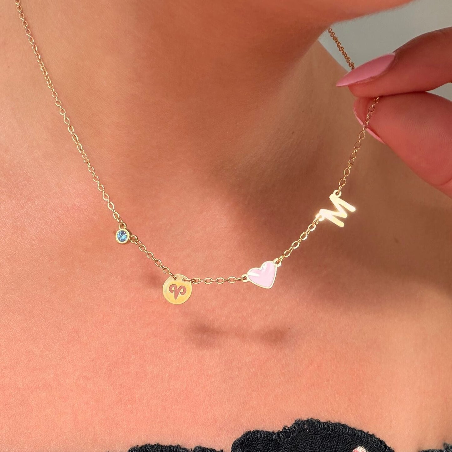 Collar con inicial, piedra de nacimiento y signo del zodiaco