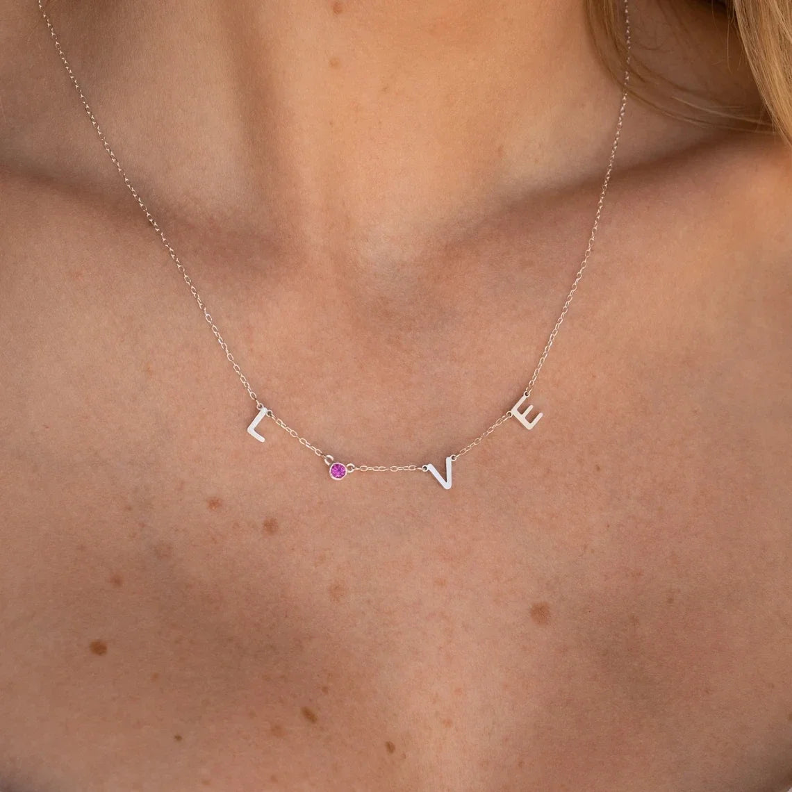 Collar con inicial, piedra de nacimiento y signo del zodiaco